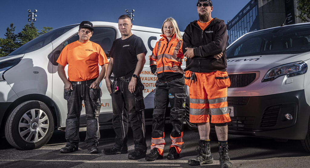 Catevan työntekijöitä seisoo rivissä