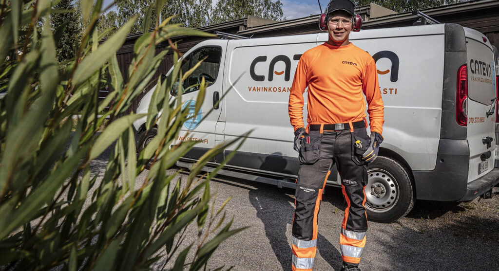 Catevan työntekijä seisoo Catevan pakettiauton edessä