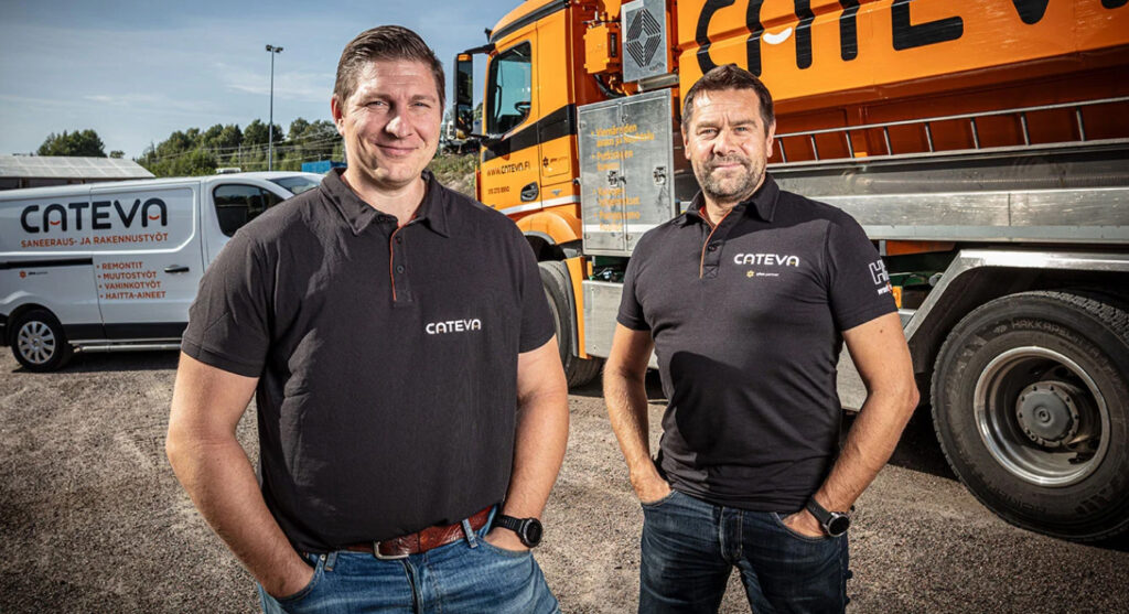 Kaksi miestä seisoo tankkiauton edessä