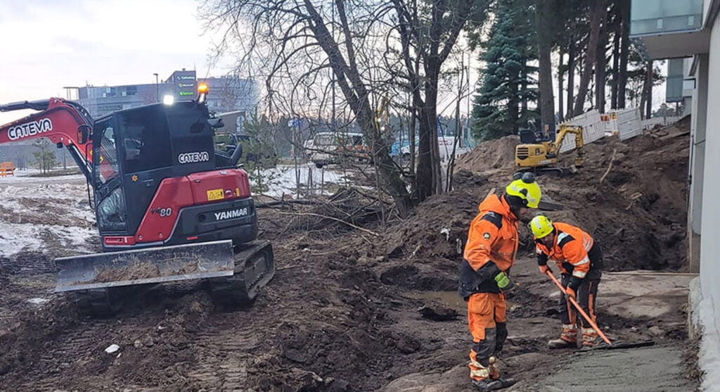 Catevan työntekijät kaivaa kiinteistön salaojia