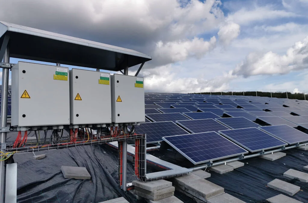 Aurinkosähköjärjestelmä rakennuksen katolla