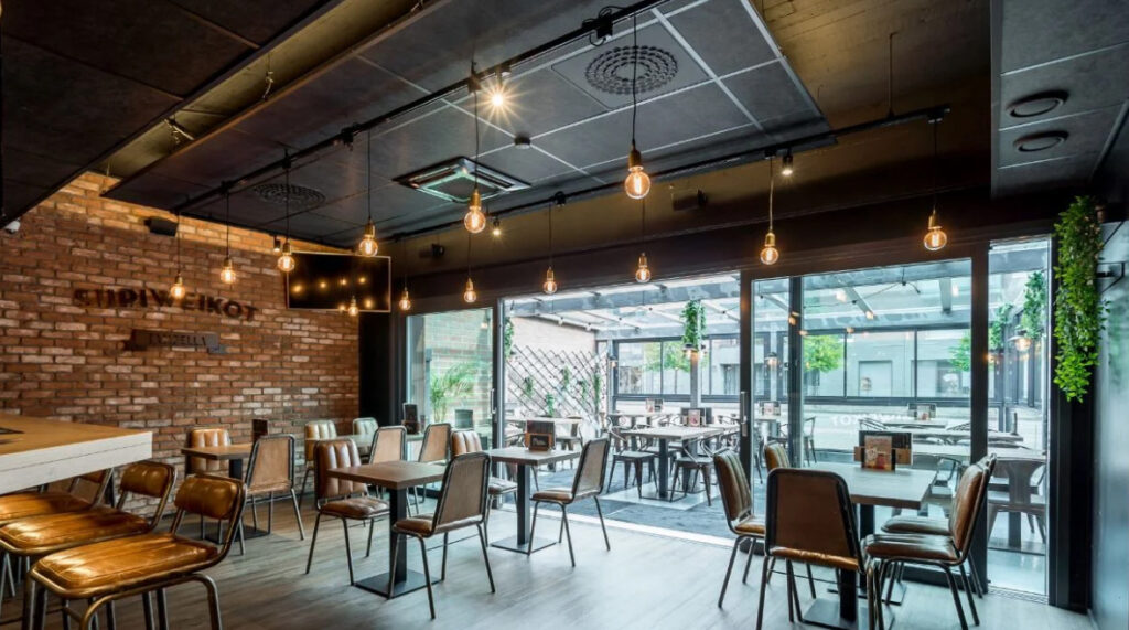 Ravintolan katosta roikkuvat lamput